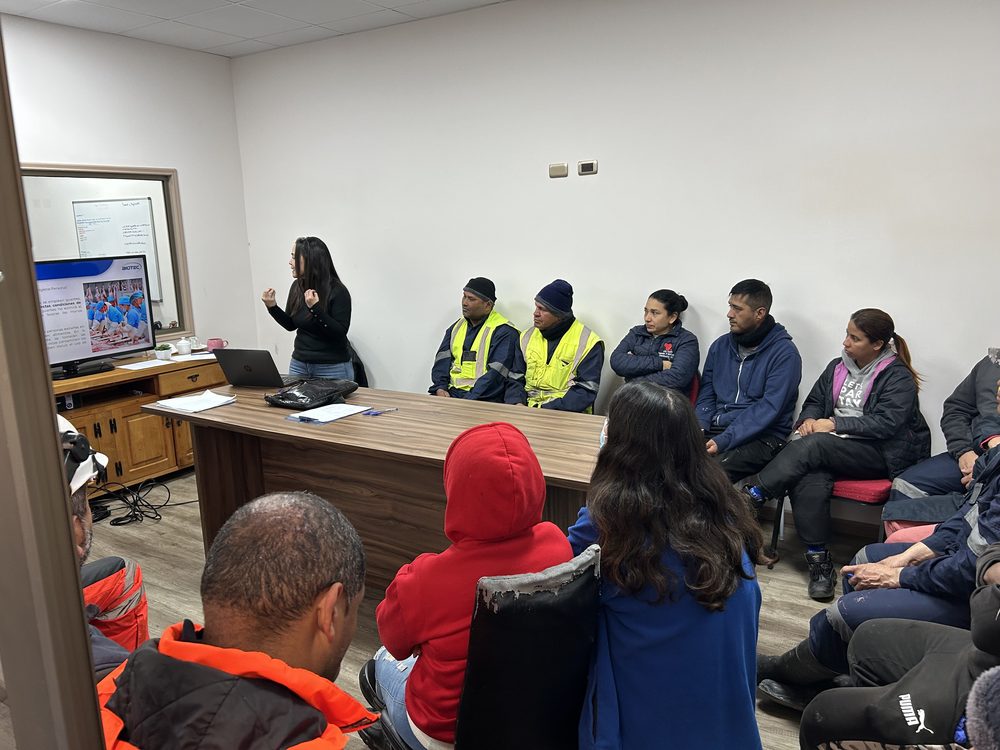 Capacitación técnica de trabajadores en sala, con presentación de protocolos de higiene industrial.