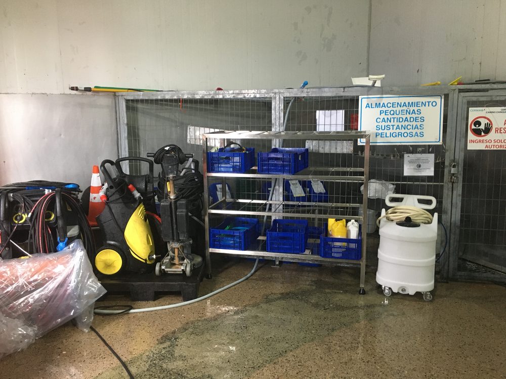 Zona de almacenamiento controlado de insumos y equipos para higiene industrial.