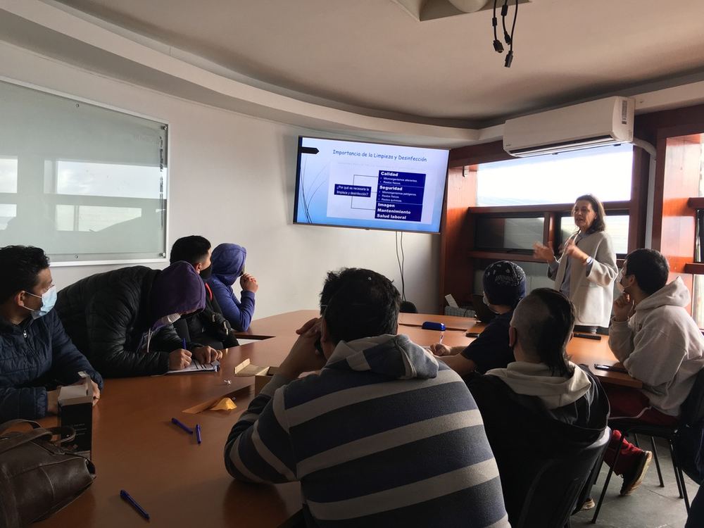 Capacitación presencial sobre limpieza y desinfección con trabajadores.